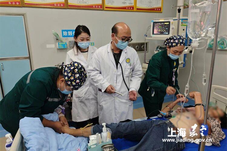 无惧高原险路！嘉定援滇护士陈莉成功抢救昏迷患者